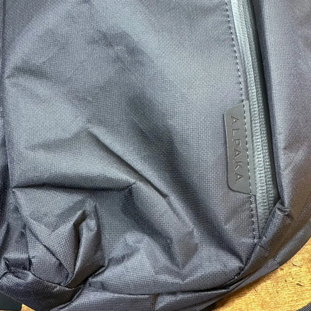 Alpaka metro crossbody